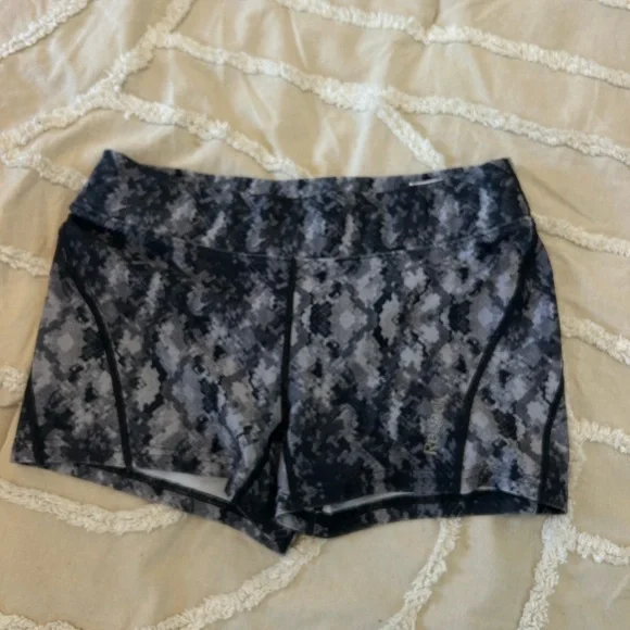 Reebok Women's Athletic Shorts in Black and Gray Pattern - Picture 3 of 4